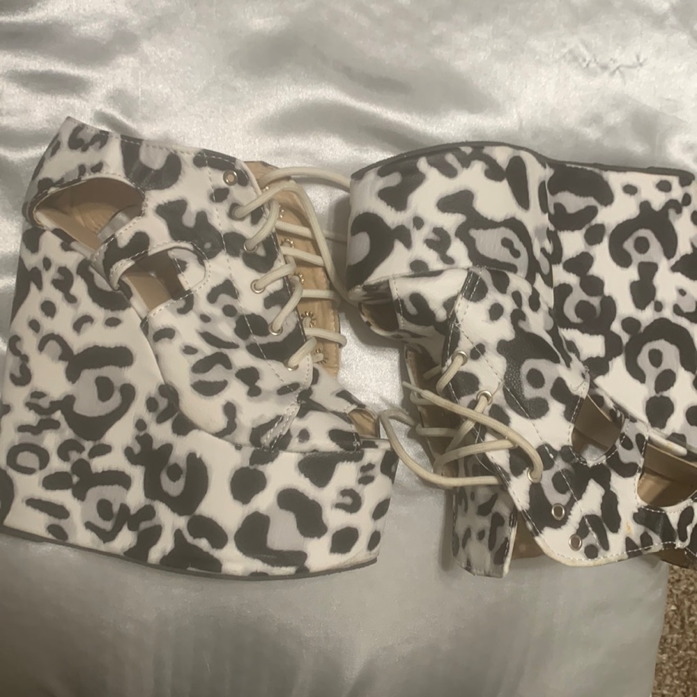 Platform wedge size 8 black and white print